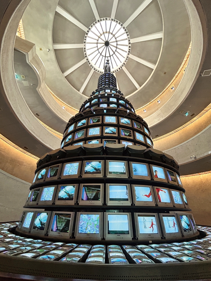 국립현대미술관 과천에 설치된 세계적인 비디오 아티스트 백남준의 작품 &lsquo;다다익선&rsquo;. 사진 박근희 객원기자