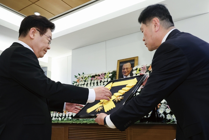 이재명 대통령이 1월 27일 서울 종로구 서울대학교병원 장례식장에 마련된 고 이해찬 전 국무총리의 빈소를 찾아 국민훈장 무궁화장을 추서하고 있다. 사진 청와대