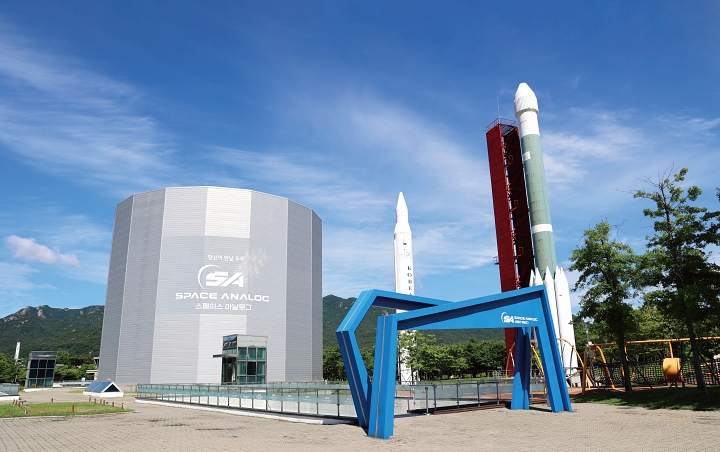 &lsquo;미래상상SF관&rsquo;의 인기 체험물인 타임머신. 과거와 미래를 탐험하는 시간여행을 경험할 수 있다. 사진 국립과천과학관