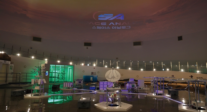 국내 유일의 우주탐사 특화 전시관인 &lsquo;스페이스 아날로그&rsquo; 내부.