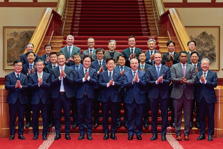 이재명 대통령이 1월 28일 청와대에서 열린 외국인투자기업 간담회 후 참석자들과 기념촬영을 하고 있다. 사진 청와대