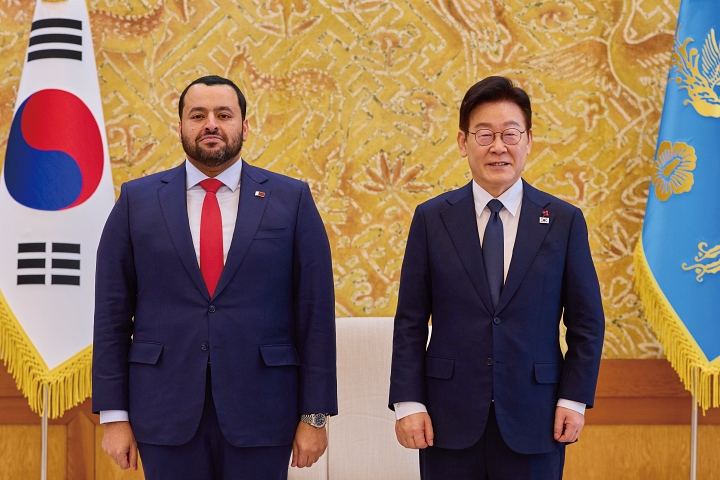 이재명 대통령이 1월 28일 청와대에서 모하메드 빈 압둘아지즈 알 쿨라이피 카타르 국왕 특사와 기념촬영을 하고 있다. 사진 청와대