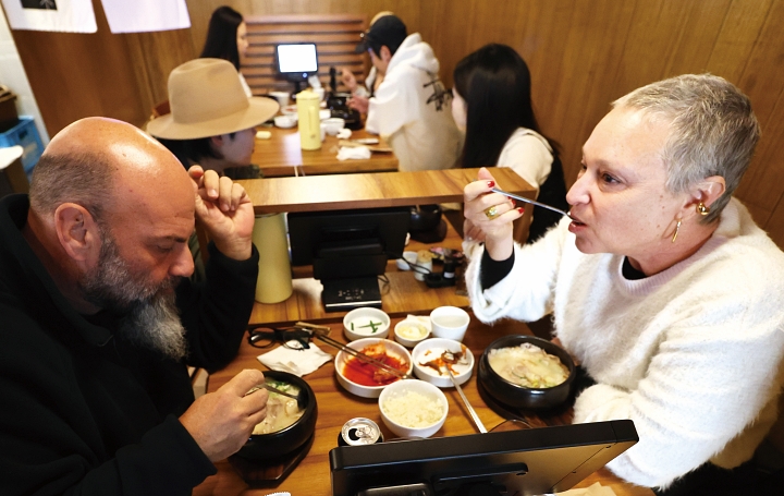 서울 성동구의 한 식당에서 외국인 관광객들이 국밥을 맛보며 한국의 일상적인 식문화를 경험하고 있다. 사진 조선일보 DB