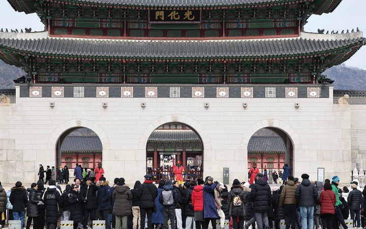 2025년 설 연휴 마지막 날인 1월 30일 서울 종로구 경복궁에서 관광객들이 지켜보는 가운데 수문장 교대식이 거행되고 있다. 사진 뉴시스