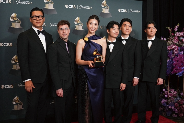 2월 1일(현지시간) 미국 로스앤젤레스에서 열린 제68회 그래미어워즈 에서 &lsquo;베스트 송 리튼 포 비주얼 미디어&rsquo; 부문을 수상한 &lsquo;케이팝 데몬 헌터스&rsquo; 팀이 포즈를 취하고 있다. 사진 뉴시스