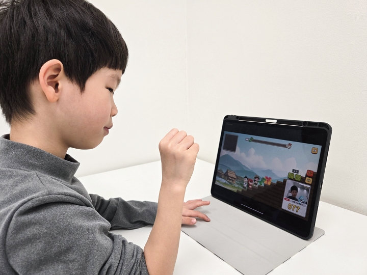 잼잼400을 플레이하는 모습. 아이는 &lsquo;손목 펴고 손목 들기&rsquo; 등 자신에게 지정된 동작을 반복해야 영상을 볼 수 있다. 동작을 멈추면 영상도 멈춘다. 화면 오른쪽 아래로 아이의 손마디 움직임이 인식되고 있다. 사진 잼잼테라퓨틱스