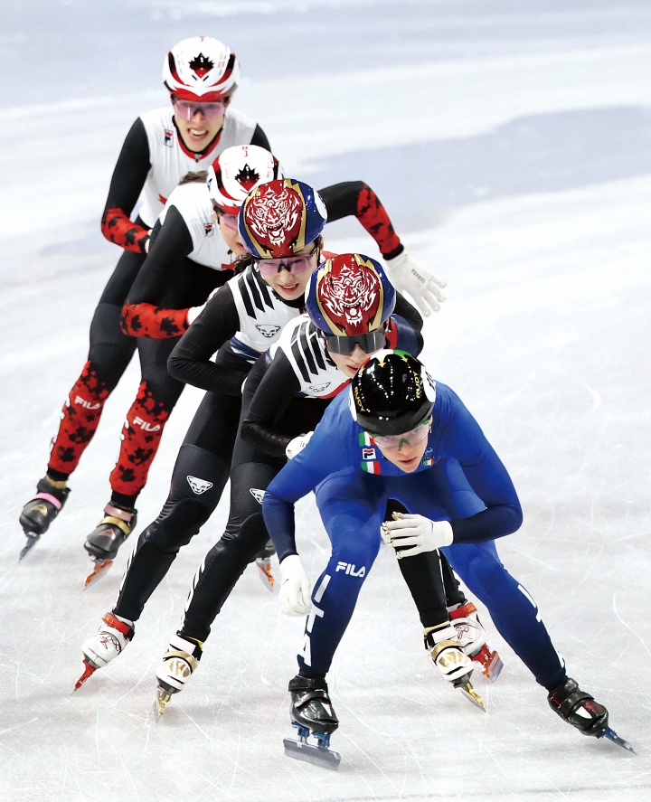 2월 18일(현지시간) 이탈리아 밀라노 아이스스케이팅 아레나에서 열린 2026 밀라노-코르티나 동계올림픽 쇼트트랙 여자 3000m 계주에서 최민정이 김길리를 밀어주고 있다. 사진 뉴시스