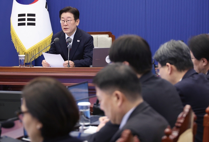 이재명 대통령이 2월 19일 청와대에서 열린 수석보좌관회의에서 모두발언을 하고 있다. 사진 뉴시스