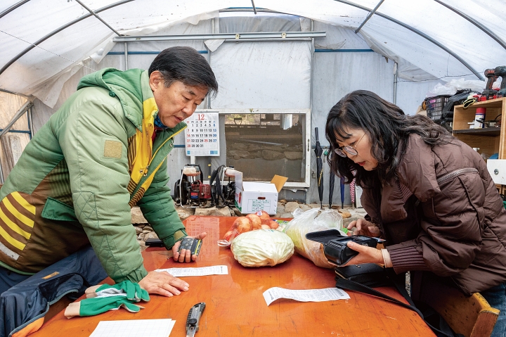 배달된 물품과 영수증 확인이 끝나면 카드 단말기로 결제를 진행한다. 물품값은 이용자가 부담하지만 배달이나 심부름에 대한 수수료는 없다. 사진 C영상미디어