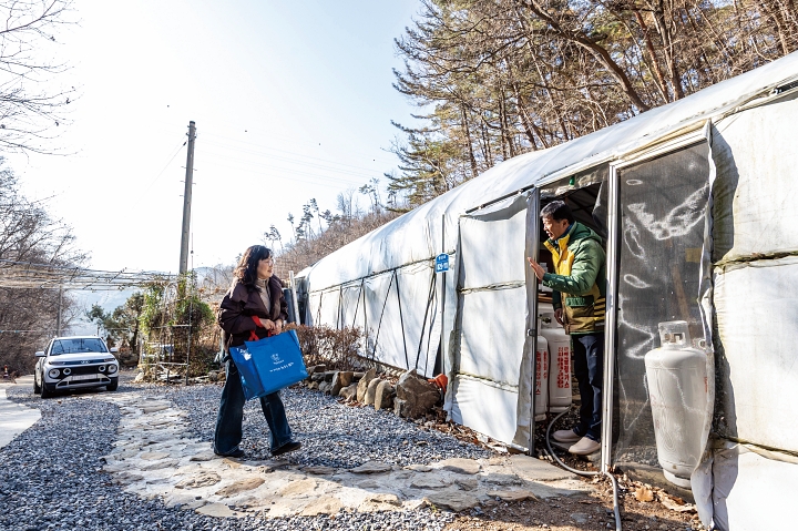충남 청양군 청양군지역활성화재단 직원 신연옥 씨가 &lsquo;주민 심부름꾼, 부르면 달려가유&rsquo;로 장보기를 요청한 주민 유병천 씨에게 마트에서 구매한 물건이 담긴 장바구니를 배달하고 있다.
