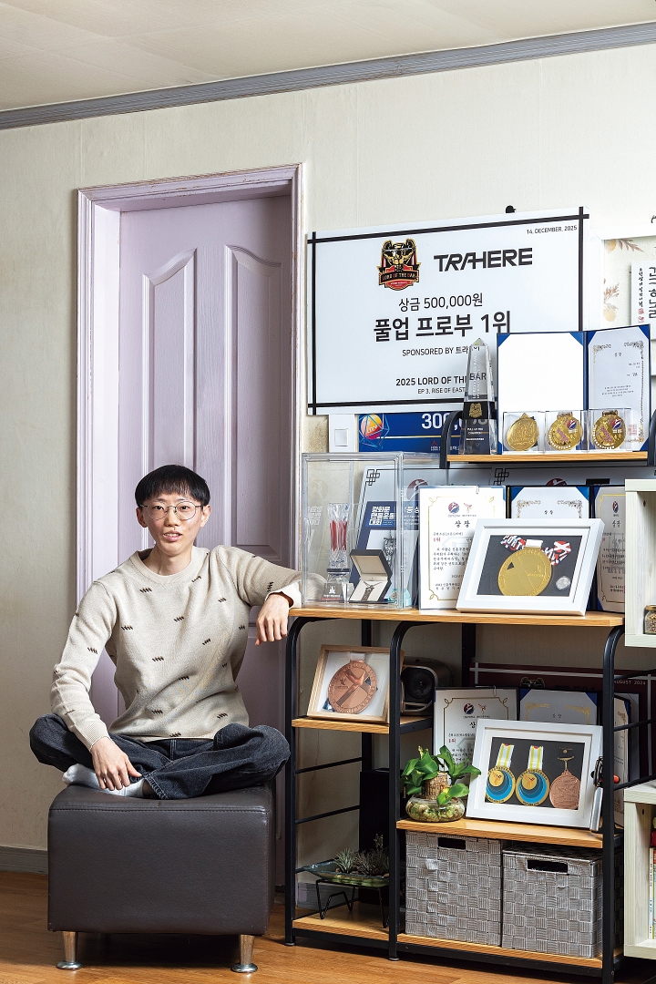 2024년 10월 서울에서 열린 &lsquo;광화문 맨몸운동 대회&rsquo;에 출전한 김동호 씨는 풀업 부문 1위를 차지했다. 2년 연속 1위를 기록한 그는 이날 52개의 턱걸이에 성공했다. 사진 C영상미디어