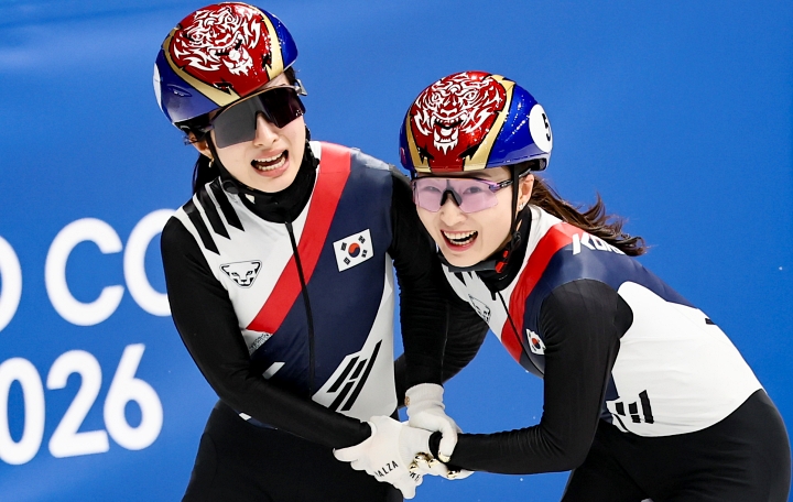 쇼트트랙 김길리와 최민정이(왼쪽부터) 2월 18일(현지시간) 이탈리아 밀라노 아이스스케이팅 아레나에서 열린 2026 밀라노- 코르티나 동계올림픽 쇼트트랙 여자 3000m 계주 결승에서 금메달을 획득한 뒤 기뻐하고 있다. 사진 뉴시스