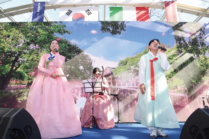 전북도립국악원 소속 예술인들이 이탈리아 밀라노의 코리아하우스에서 &lsquo;이야기가 있는 국악 공연&rsquo;을 펼치고 있다. 사진 대한체육회