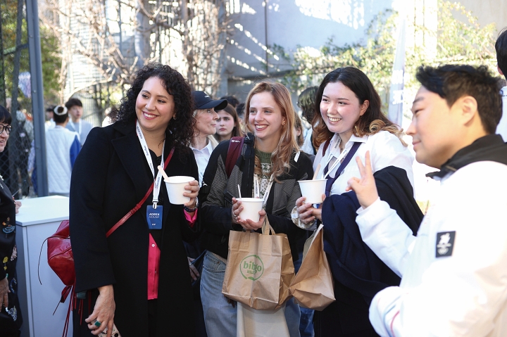 이탈리아 밀라노의 &lsquo;코리아하우스&rsquo;에서 열린 설 맞이 떡국 나눔 행사에 참여한 외국인들이 떡국을 맛보고 있다.