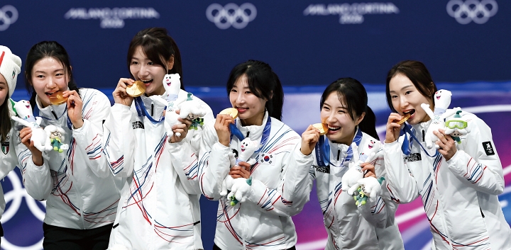 여자 쇼트트랙 대표팀이 2월 18일(현지시간) 이탈리아 밀라노 아이스스케이팅 아레나에서 열린 2026 밀라노-코르티나 동계올림픽 여자 쇼트트랙 3000m 계주 시상식에서 금메달을 받고 기뻐하고 있다. 사진 뉴시스