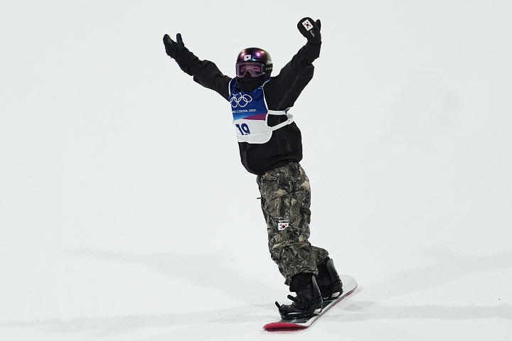 유승은이 2월 9일(현지시간) 이탈리아 리비뇨 스노파크에서 열린 2026 밀라노-코르티나 동계올림픽 스노보드 여자 빅에어 결선에서 기술을 마친 뒤 환호하고 있다. 사진 뉴시스