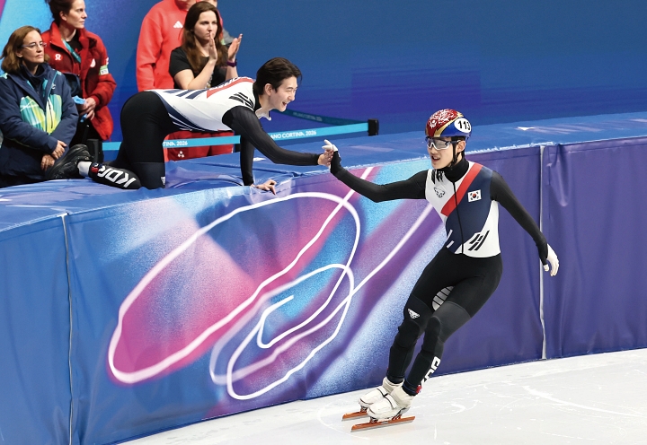 임종언이 2월 12일(현지시간) 이탈리아 밀라노 아이스스케이팅 아레나에서 열린 2026 밀라노-코르티나 동계올림픽 쇼트트랙 남자 1000m에서 동메달을 차지한 뒤 신동민과 하이파이브하고 있다. 사진 뉴시스