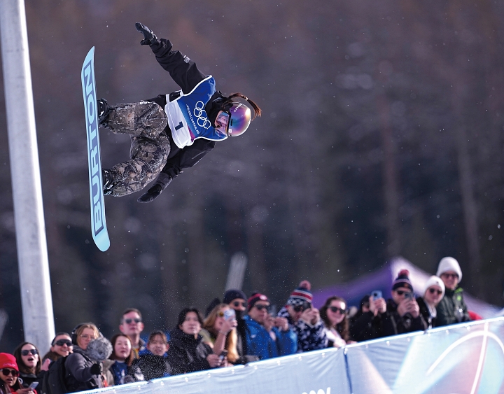 최가온이 2월 11일(현지시간) 이탈리아 리비뇨 스노파크에서 열린 2026 밀라노-코르티나 동계올림픽 스노보드 여자 하프파이프 예선전에서 경기를 펼치고 있다. 사진 뉴시스