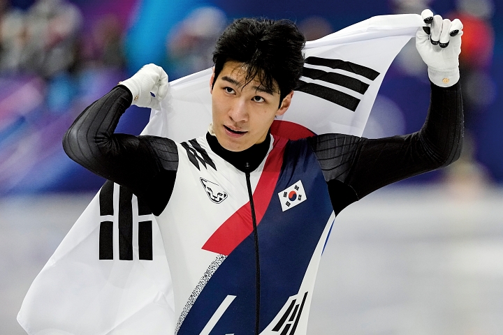 황대헌이 2월 14일(현지시간) 이탈리아 밀라노 아이스스케이팅 아레나에서 열린 2026 밀라노-코르티나 동계올림픽 쇼트트랙 남자 1500m에서 은메달을 획득한 뒤 태극기를 들고 있다. 사진 뉴시스