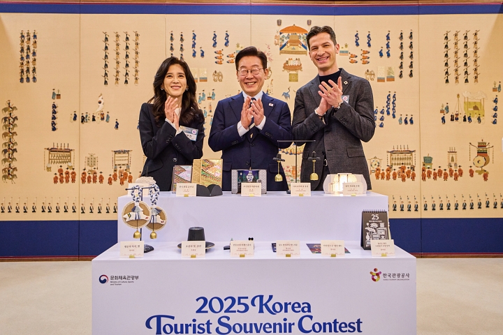 이재명 대통령이 2월 25일 청와대에서 열린 제11차 확대국가관광전략회의에서 이부진 호텔신라 사장과 알베르토 몬디 주한 이탈리아상공회의소 부회장과 기념촬영을 하고 있다. 사진 청와대