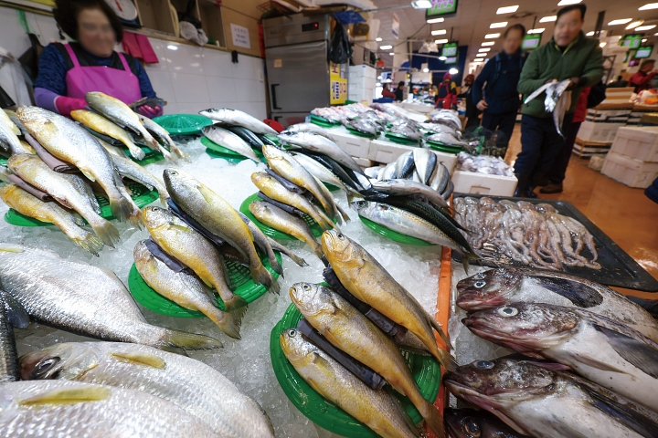 서울 동작구 노량진수산물도매시장에서 방문객들이 수산물을 구매하고 있다. 사진 뉴시스