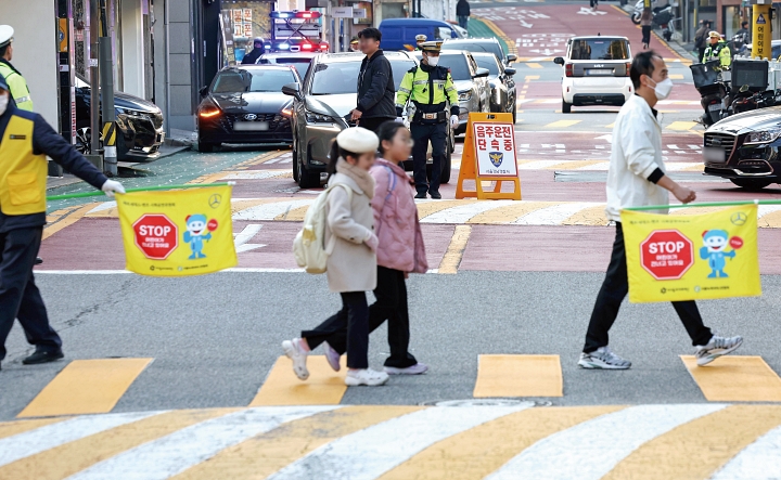 3월 27일까지 전국 초등학교 주변 위해요소를 집중 점검하는 가운데 어린이보호구역에서는 불법 주정차와 과속·신호위반 등 교통법규 위반 행위를 집중 단속한다. 사진 뉴시스
