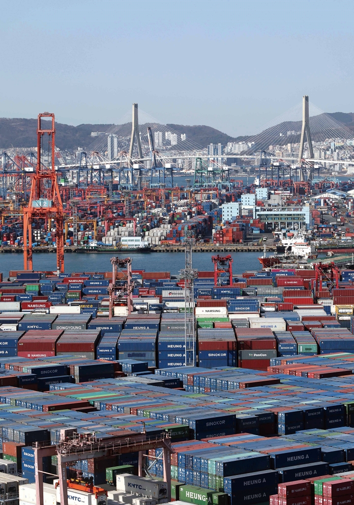 부산 남구 감만부두 야적장에 수출입 컨테이너가 쌓여 있다. 사진 뉴시스