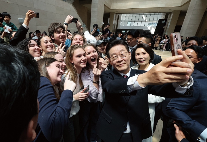 이재명 대통령과 부인 김혜경 여사가 2월 26일 서울 용산구 국립중앙박물관에서 광복 80주년 기념 특별전 &lsquo;우리들의 이순신&rsquo;을 관람한 뒤 외국인 관광객들과 기념촬영을 하고 있다. 이 대통령 부부는 세계적으로 인기를 끌고 있는 국립중앙박물관의 문화 유산 기념품 &lsquo;뮷즈&rsquo;를 판매하는 뮤지엄숍도 둘러봤다. 사진 청와대