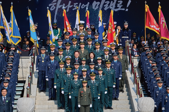 이재명 대통령과 김혜경 여사가 2월 20일 충남 계룡대 대연병장에서 열린 육&middot;해&middot;공군 사관학교 통합임관식에서 임관 장교들과 기념촬영을 하고 있다. 사진 청와대