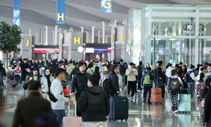 설 연휴를 앞둔 2월 12일 인천국제공항 출국장에서 여행객들이 출국 수속을 밟고 있다. 사진 뉴시스