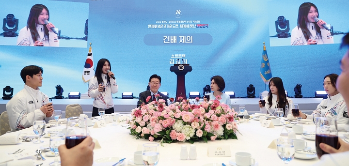 이재명 대통령이 3월 5일 청와대 영빈관에서 열린 &lsquo;2026 밀라노-코르티나 동계올림픽 선수단 격려 오찬&rsquo;에서 김길리 선수의 건배사를 듣고있다. 사진 청와대