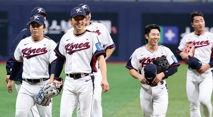박해민과 문현빈 등 야구 국가대표팀 선수들이 2025년 11월 7일 서울 구로구 고척스카이돔에서 훈련을 마친 후 선수대기석으로 향하고 있다. 사진 뉴시스