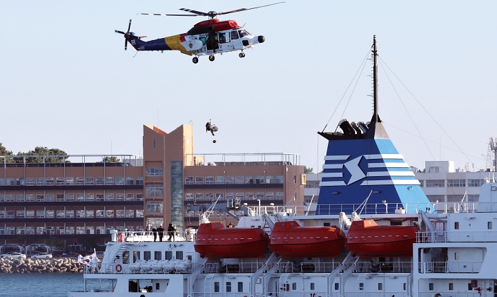 2025년 11월 21일 부산 영도구 국립해양박물관 앞 해상에서 여객선 화재 발생 수난 대비 기본훈련이 실시됐다. 사진 뉴시스