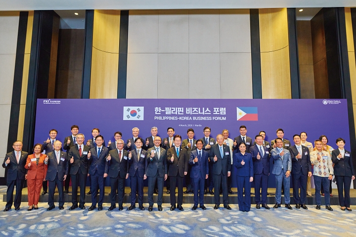 이재명 대통령이 3월 4일 필리핀 마닐라 한 호텔에서 열린 한-필리핀 비즈니스 포럼에서 참석자들과 기념촬영을 하고 있다. 사진 청와대