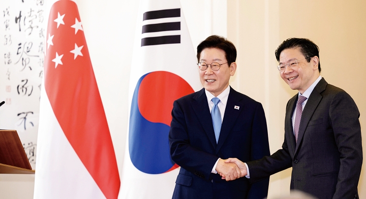 이재명 대통령과 로렌스 웡 싱가포르 총리가 3월 2일 싱가포르 외교부 청사에서 공동언론발표를 마친 뒤 악수하고 있다. 사진 청와대