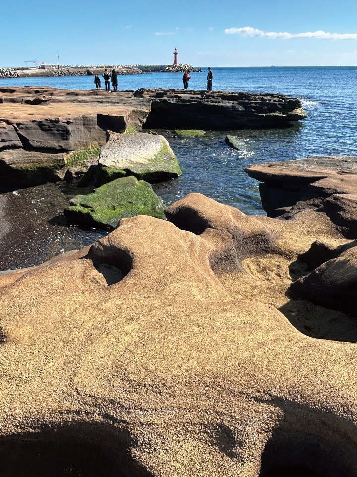 모래가 퇴적돼 생긴 크고 작은 구멍 &lsquo;마린포트홀&rsquo;이 어우러져 이색 풍광을 간직한 &lsquo;사계해수욕장&rsquo;. 사진 박근희 객원기자