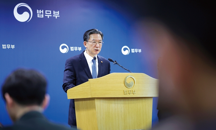 정성호 법무부 장관이 3월 3일 경기 과천시 정부과천청사에서 2030 이민정책 미래전략을 발표하고 있다. 사진 뉴시스