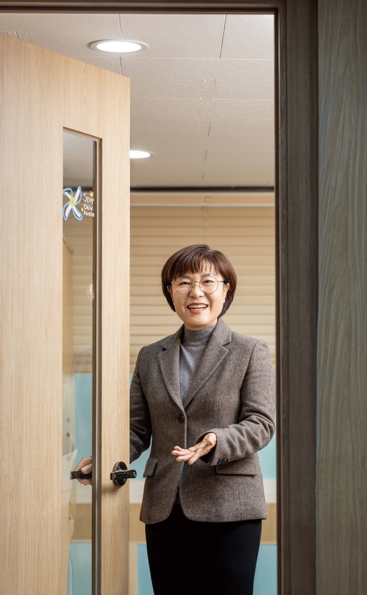 대한아동학대방지협회는 학대 피해 아동&middot;청소년들의 치유와 회복에도 중점을 두고 있다. 대한아동학대방지협회 공혜정 대표가 사무실 문을 열고 미소 짓고 있다. 사진 C영상미디어