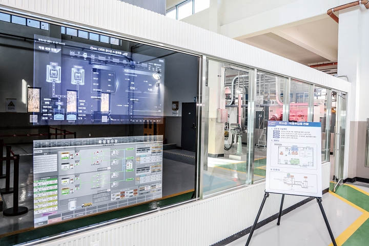 착수정&middot;약품투입동에 설치된 스마트 스크린. 약품 투입 현황을 비롯한 전반적인 운영 상황을 한눈에 확인할 수 있다.