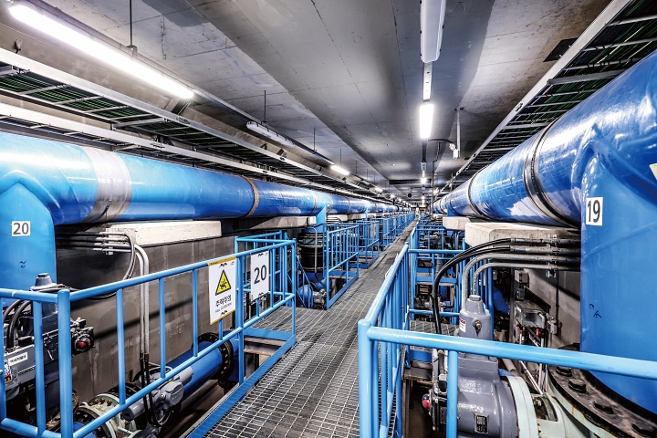 화성정수장 급속여과지 내부에 설치된 배관 모습. 시간당 최대 1만 1000톤의 물을 처리할 수 있다. 사진 C영상미디어