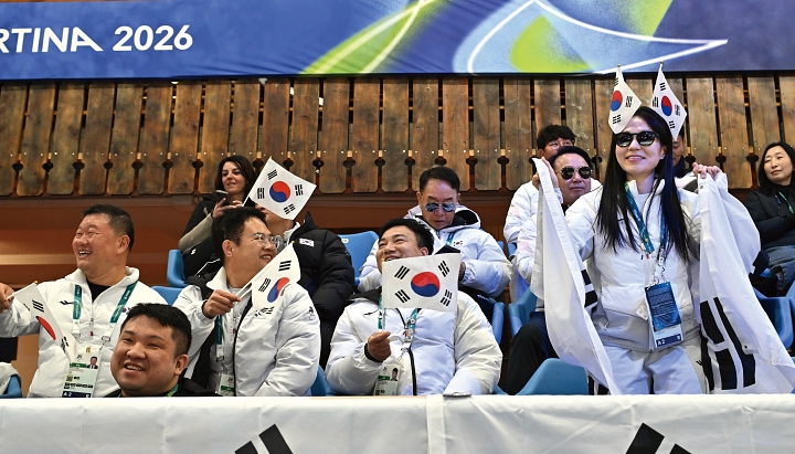 휠체어컬링 믹스더블 결승전이 열린 코르티나담페초 컬링 올림픽 스타디움에서 관람객들이 한국을 응원하고 있다. 사진 뉴시스