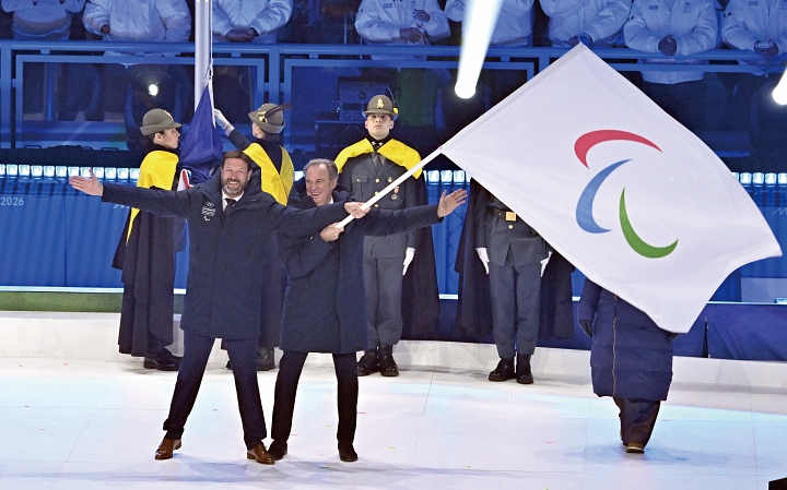 2026 밀라노-코르티나 동계패럴림픽 폐회식에서 차기 개최지인 프랑스 알프스 관계자들이 패럴림픽기를 흔들어 보이고 있다. 사진 뉴시스