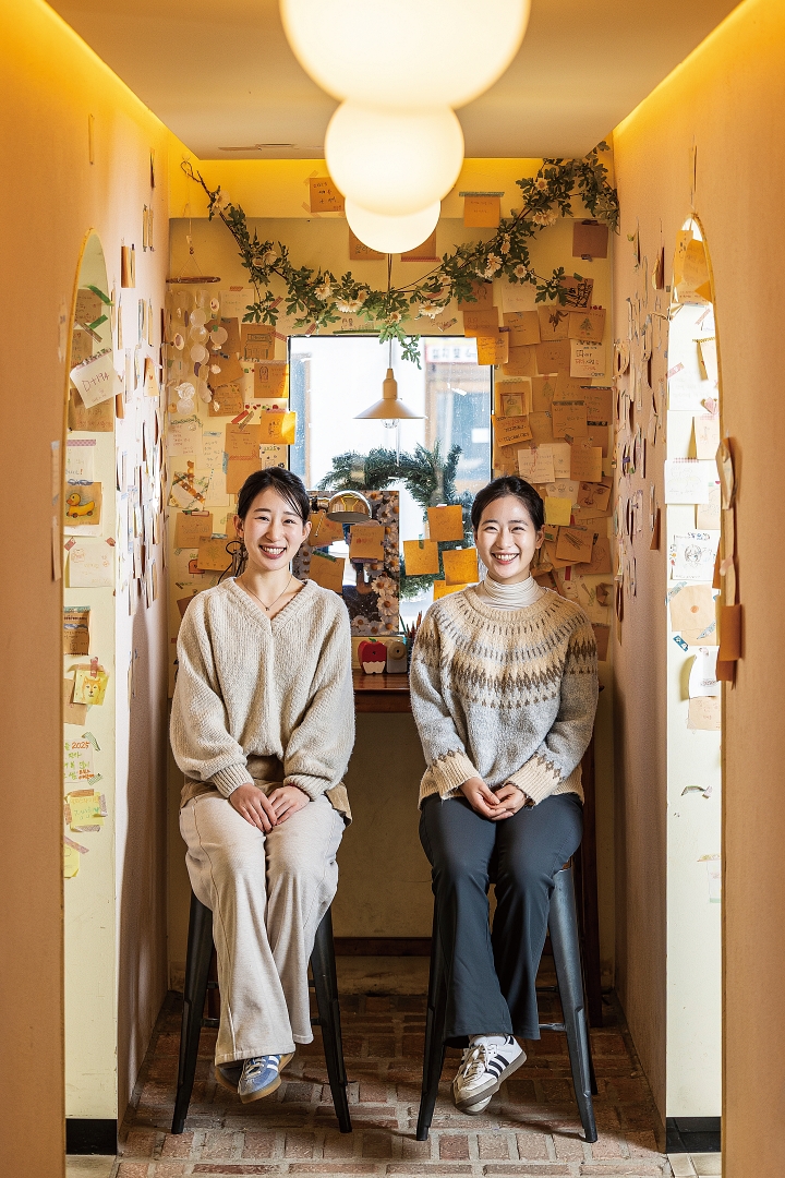 폐허에 가까웠던 죽산삼거리에 변화를 이끈 서수인(오른쪽)·서화인 대표. 손님들이 남긴 포스트잇이 카페 벽에 빼곡하다. 사진 C영상미디어