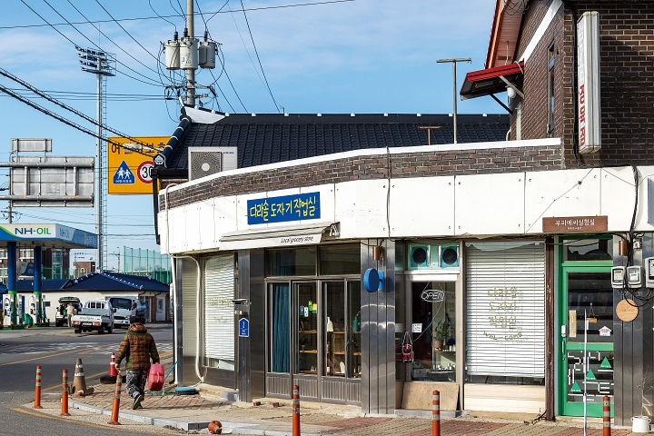 카페가 문을 연 이후 맞은편에 공방, 제로웨이스트숍, 와인숍 등 청년 상점이 하나둘 들어섰다.