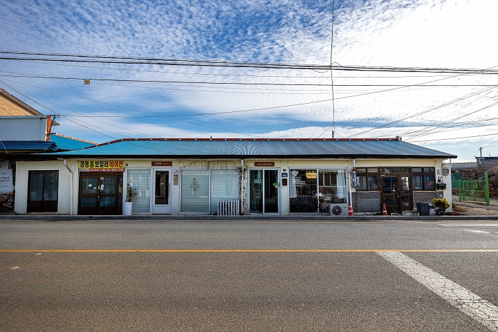 카페가 문을 연 이후 맞은편에 공방, 제로웨이스트숍, 와인숍 등 청년 상점이 하나둘 들어섰다.