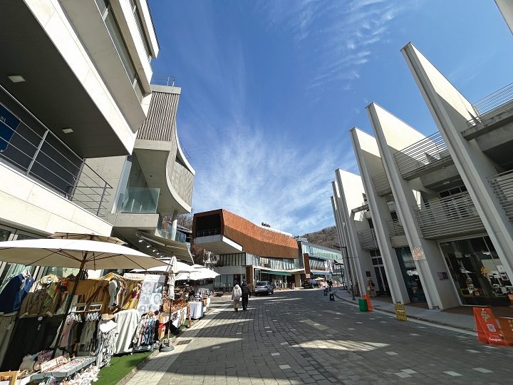 경기 파주시 &lsquo;헤이리예술마을&rsquo;은 서울 근교의 대표적인 나들이 명소다. 건축상을 받은 개성 있는 건축마다 박물관, 미술관, 갤러리와 아기자기한 상점이 자리해 볼거리가 넘쳐난다.