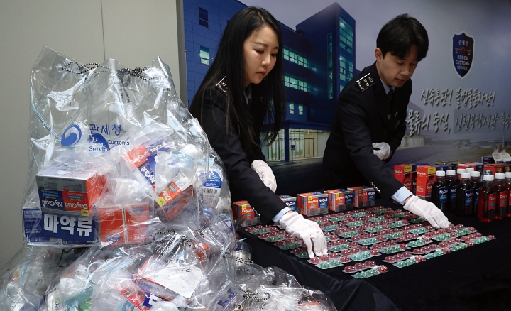 관세청이 지난해 3월 인천공항세관 특송물류센터에서 단속한 마약류 성분 함유 불법 의약품을 공개하고 하고 있다. 사진 뉴시스