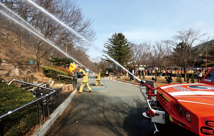 윤호중 행정안전부 장관이 3월 16일 대구 남구 앞산공원을 찾아 산불대응 진화장비 시연을 살펴보고 있다. 사진 뉴시스