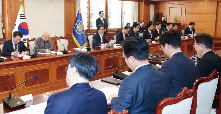 김민석 국무총리가 3월 10일 서울 종로구 정부서울청사에서 열린 &lsquo;국고보조금 부정수급 근절을 위한 관계장관회의&rsquo;를 주재하고 있다. 사진 뉴시스