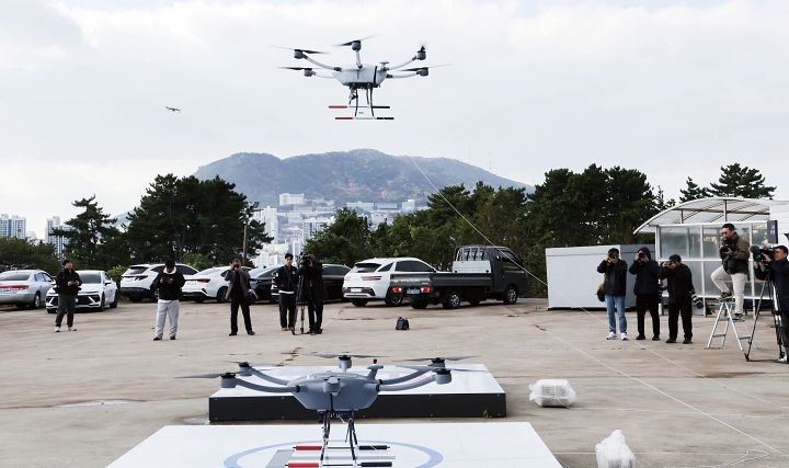 2024년 11월 부산 영도구 한국해양대 배송거점센터에서 드론 배송 시연회가 열리고 있다. 사진 뉴시스